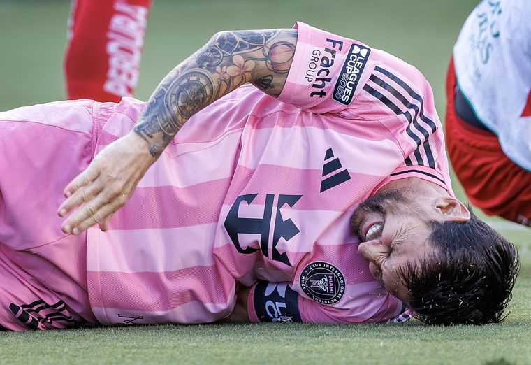 A un mes de las Eliminatorias, Lionel Messi salió lesionado en Inter Miami. A un mes de las Eliminatorias, Lionel Messi salió lesionado en Inter Miami. 