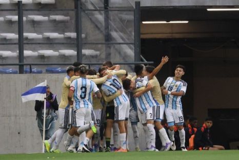 La Selección Argentina Sub 16 celebró el título tras vencer a Chile en la final. La Selección Argentina Sub 16 celebró el título tras vencer a Chile en la final.