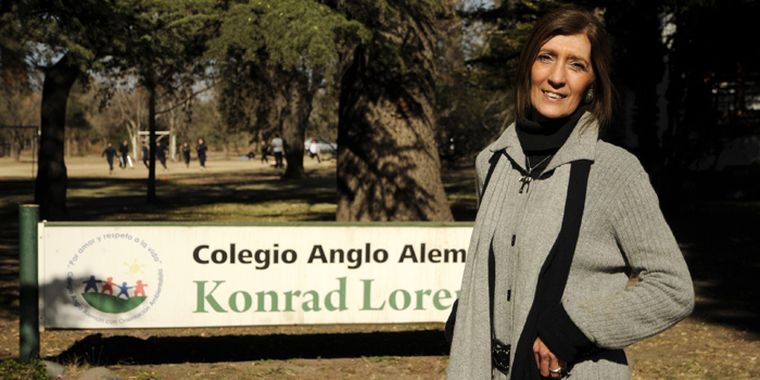 Valentina Gelardi en la puerta de su colegio. Foto: Nacho Gaffuri / MDZ