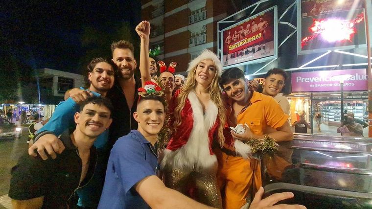 Fátima Florez recorrió anoche el centro de Villa Carlos Paz repartiendo alfajores vestida de Mamá Noel Foto: Gentileza