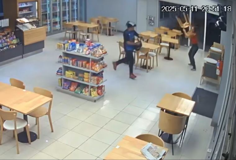 La joven fue sorprendida por un delincuente dentro del local, pero no dudó en reaccionar: tomó una silla y lo enfrentó. Foto: Captura de video