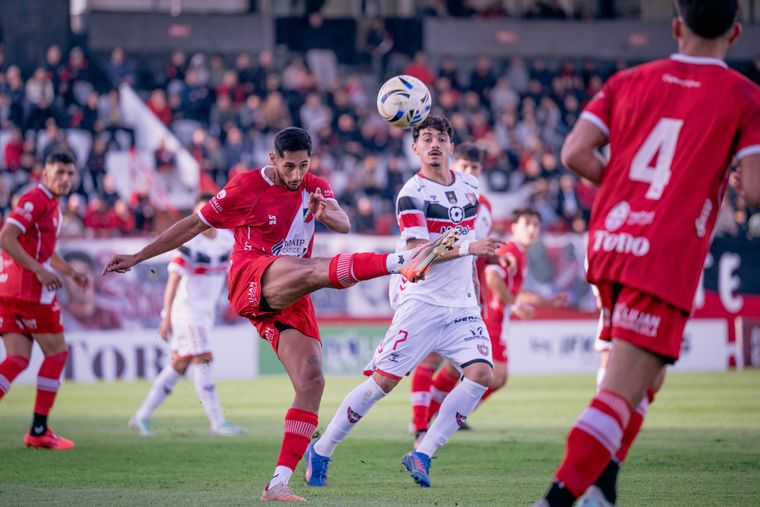 Chacarita falló su penal en el primer tiempo, Deportivo Maipú convirtió el suyo en el complemento y el Cruzado se impone en la Fortaleza.&nbsp;