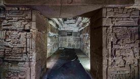 La antecámara y la cámara están adornadas con elementos finamente tallados.