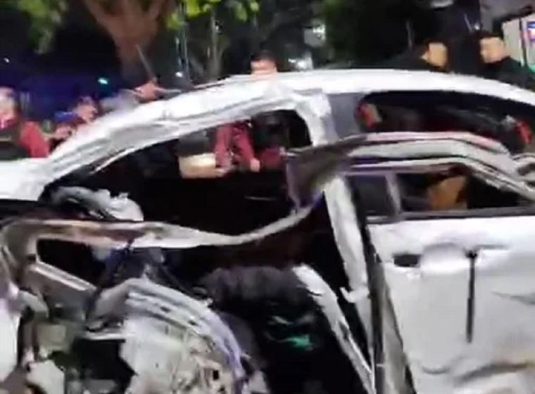 En plena fuga, delincuentes chocaron contra un patrullero, luego con un poste y uno de ellos murió en el acto.&nbsp;