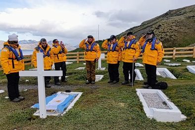 MDZol | Los hijos del Suboficial Felix Artuso visitaron la tumba de su padre en el cementerio en la isla San Pedro, Georgias del Sur..