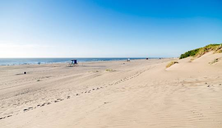 En este pueblo, los accesos a la playa atraviesan el bosque y refuerzan la sensación de calma. En este pueblo, los accesos a la playa atraviesan el bosque y refuerzan la sensación de calma.