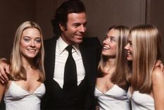 Las Trillizas de Oro fueron las coristas estrella del cantante durante gran parte de su éxito internacional. / Youtube