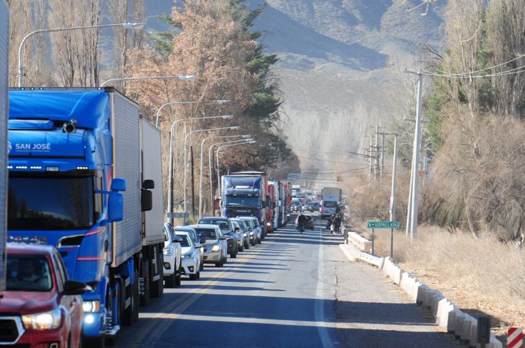 La fila de vehículos durante la mañana y mediodía era de varios kilómetros Foto: Alfredo Ponce/MDZ