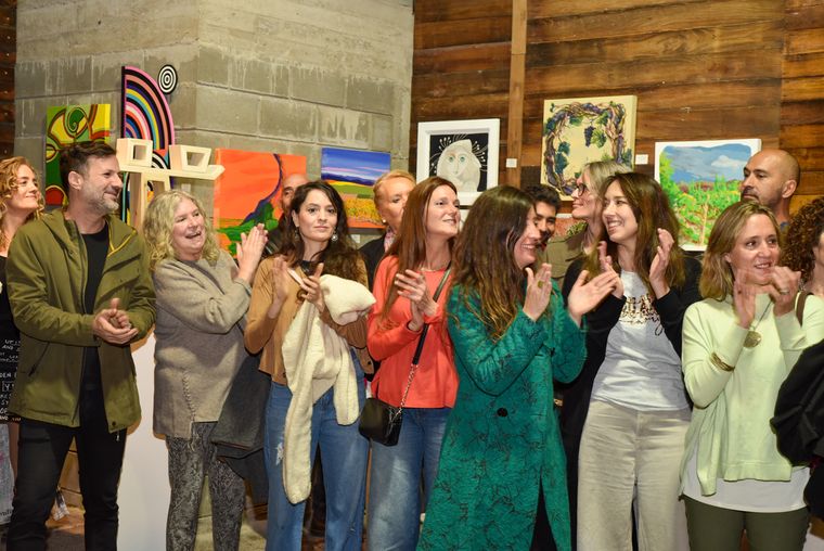 Parte del grupo de artistas que exponen en la Cava de Arte de Bodega Santa Julia. Parte del grupo de artistas que exponen en la Cava de Arte de Bodega Santa Julia.