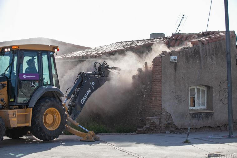 El bunker siendo demolido este jueves en Guaymallén.