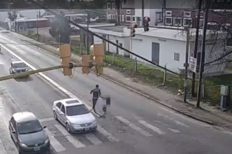 El momento del apuñalamiento Foto: captura de video