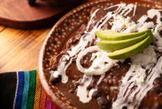 Cada familia guarda su propia receta de enfrijoladas, ajustando el espesor de la salsa según su preferencia personal.