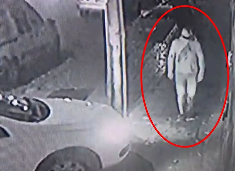 Las cámaras captaron el momento en que se llevan al auto