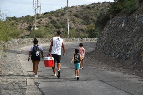 Largo y transitado acceso con su más que interesante pendiente, que se sentía como si se estuviera escalando un cerro. Largo y transitado acceso con su más que interesante pendiente, que se sentía como si se estuviera escalando un cerro.