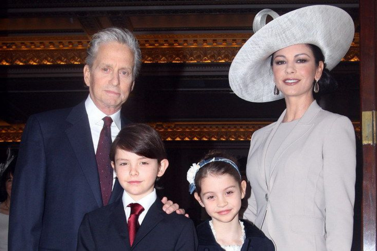 CATHERINE ZETA-JONES Y MICHAEL DOUGLAS SE CASARON HACE 22 AÑOS. SU HIJO MAYOR, DYLAN, TIENE LA MISMA EDAD.