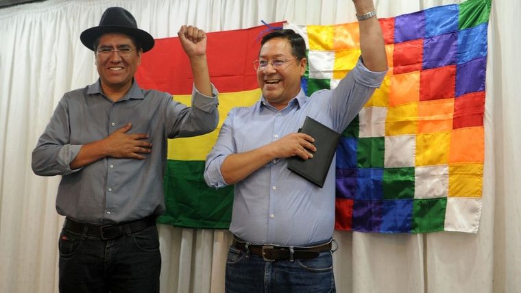 Arce, a la derecha, tiene muchas chances de ser el nuevo presidente de Bolivia