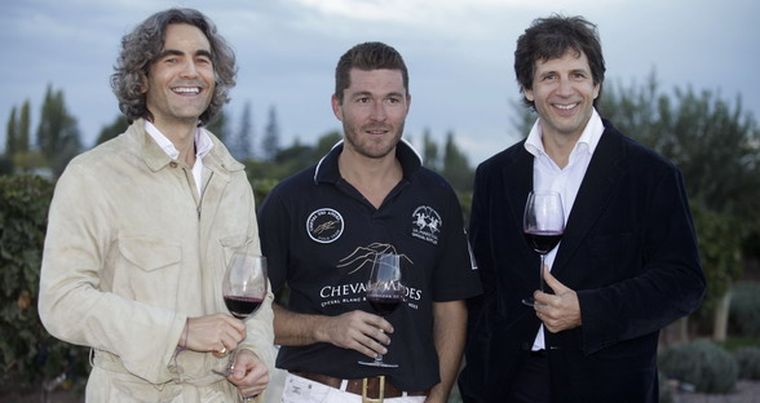 Juan Santacruz -entre los invitados-, junto a Nicolás Audebert -manager y chief winemaker de Cheval- y Ramiro Otaño -director de Moët Hennessy Argentina-. Foto: Cheval des Andes