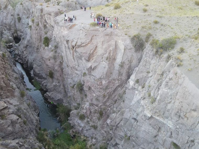 Rescataron a dos jóvenes que quedaron atrapados en un acantilado del Cañón del Atuel. Rescataron a dos jóvenes que quedaron atrapados en un acantilado del Cañón del Atuel.