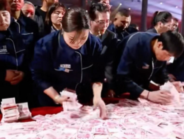 Billetes sobre la mesa: la impactante bonificación de una compañía china.