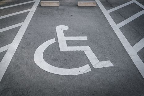 El Símbolo Internacional de Acceso facilita la identificación de los vehículos que trasladan a personas con discapacidad. Foto: Freepik El Símbolo Internacional de Acceso facilita la identificación de los vehículos que trasladan a personas con discapacidad. Foto: Freepik