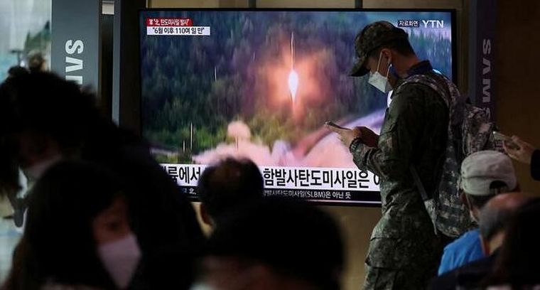El lanzamiento de un nuevo misil norcoreano en pantalla Foto: DW
