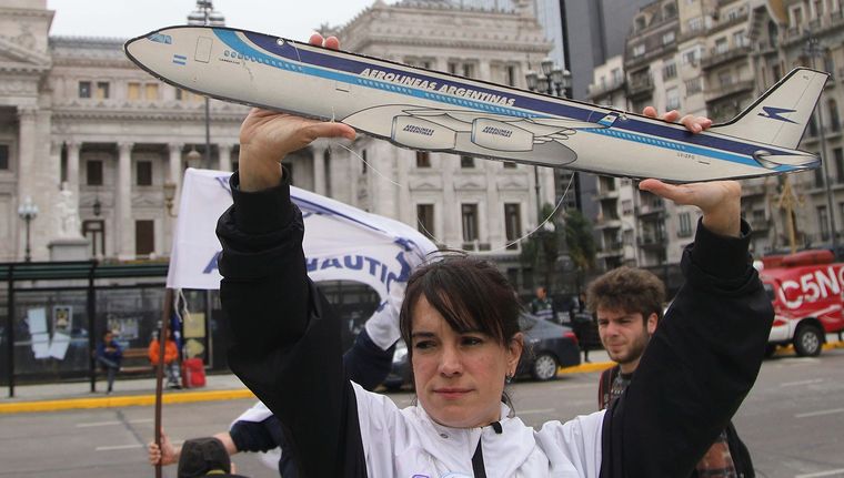 La Asociación Argentina de Aeronavegantes convocó a una marcha durante la sesión en el Congreso. Foto: NA