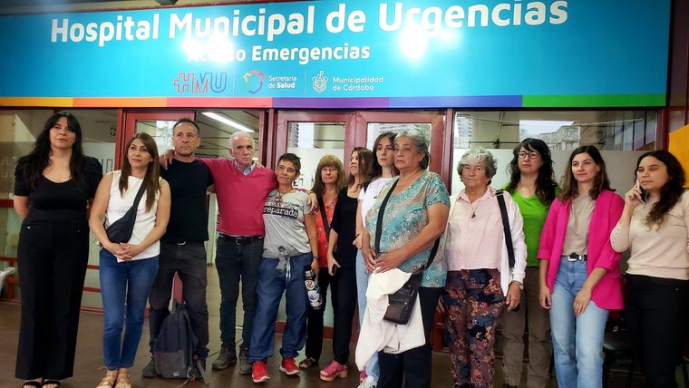Muerte digna La familia de J.S. en la puerta del Hospital Municipal de Urgencias Foto: Twitter: @leoguevara80