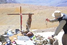 Sebastián Penna hace su homenaje a 3500 metros de altura Foto: Walter Moreno/Mdz