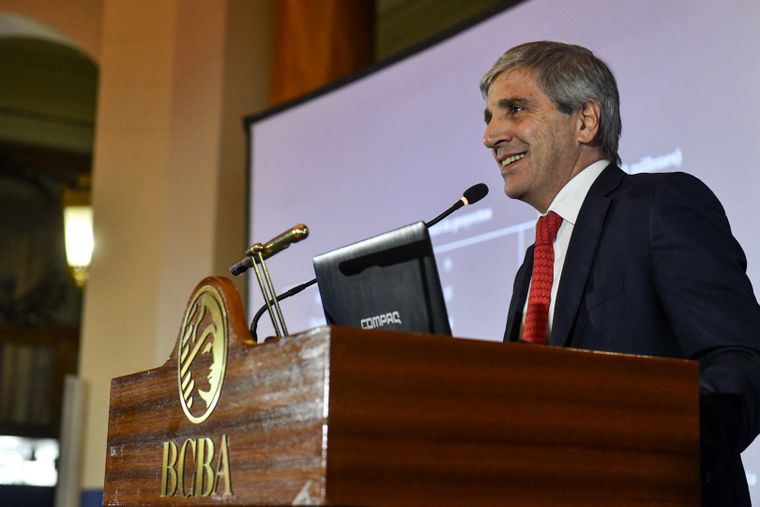 Luis Caputo expuso en la conferencia de FIEL