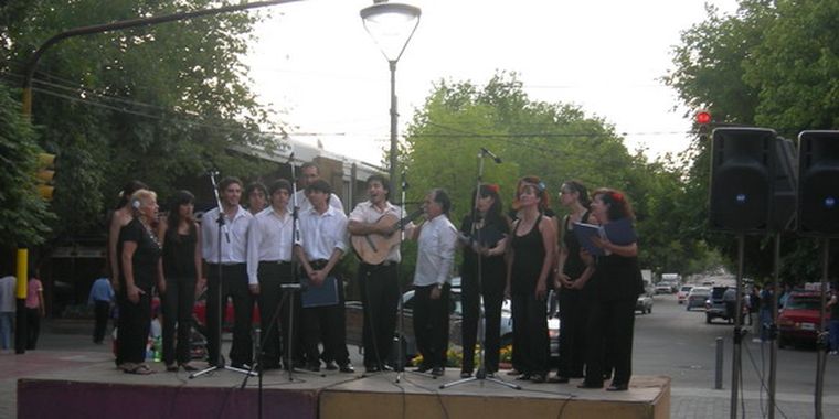 El coro interpretando una canción.