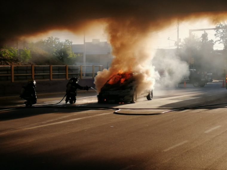 El auto quedó bajo las llamas tras sufrir un desperfecto mecánico
