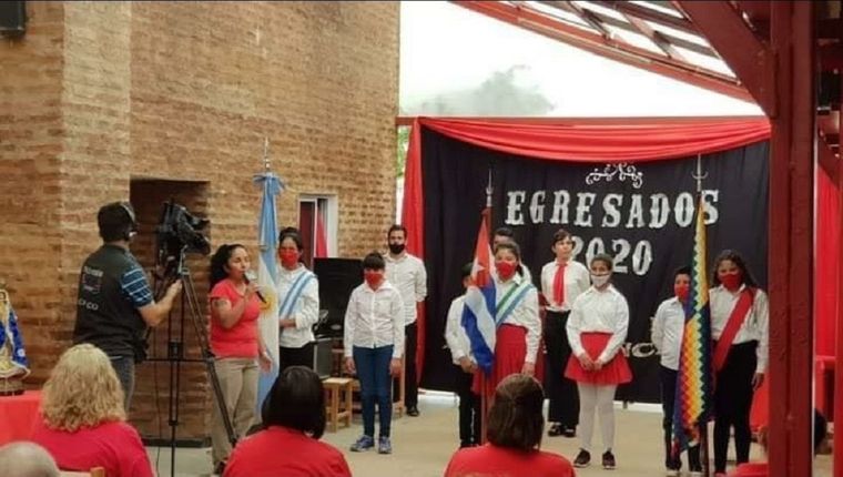 Bandera cubana y homenaje al Che Guevara en el acto de fin de ciclo de una escuela argentina