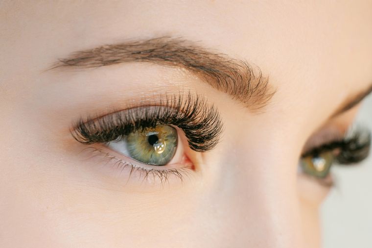 Muchas mujeres recurren al uso de pestañas postizas con el fin de resaltar sus ojos y cejas. Foto: Shutterstock