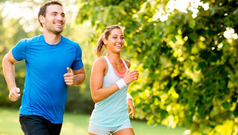 Correr es una de las prácticas recomendadas por Harvard (Shutterstock).