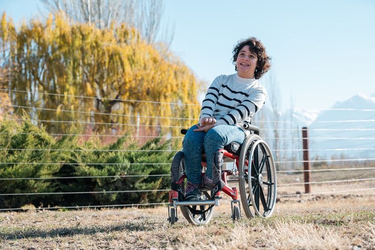 Ana Clara en medio de un paisaje típico del Valle de Uco, fotografiada por su hermano Lucas. Ana Clara en medio de un paisaje típico del Valle de Uco, fotografiada por su hermano Lucas.