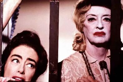 MDZol | Joan Crawford (izq.) y Bette Davis estaban en sus 50 cuando protagonizaron en ¿Qué pasó con Baby Jane? Foto: GETTY IMAGES