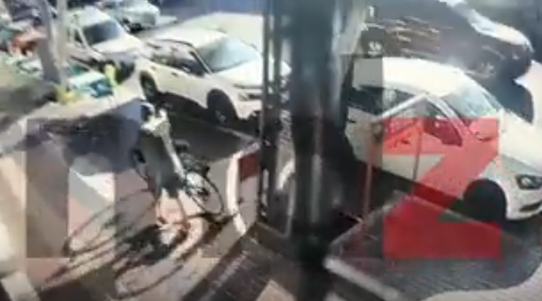 El momento en que el malviviente robó la bicicleta en Maipú.&nbsp;