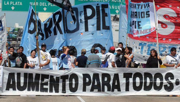 Escándalo: acusan a 120 mil usuarios de planes sociales de viajar al exterior Foto: NA