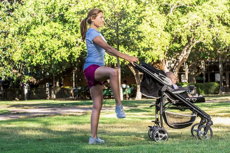 Caminar es la mejor idea para volver a la actividad física después de parir. Foto: Analifit