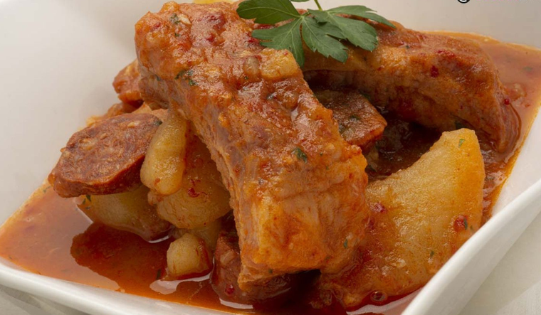 La receta solía prepararse en fogones de leña, lo que le daba un aroma ahumado muy característico. La receta solía prepararse en fogones de leña, lo que le daba un aroma ahumado muy característico.