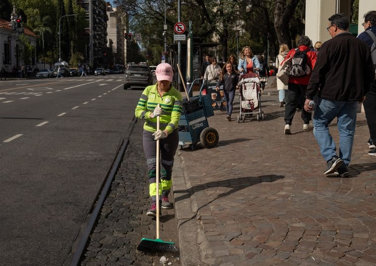 Las trabajadoras utilizarán una gorra rosa para concientizar sobre el cáncer de mama. Foto: Cliba