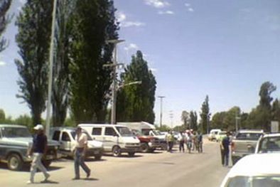 MDZol | Los productores esperan a los funcionarios para entregarles un petitorio. Foto: Gentileza FM Viñas