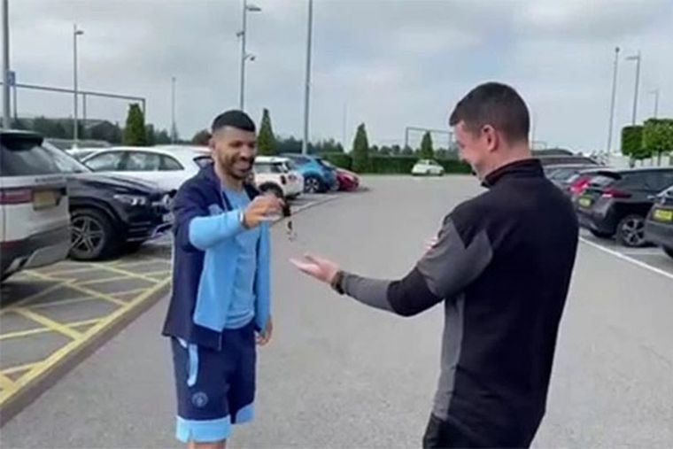 Agüero le entrega la llave a Ally Marland Foto: Manchester City