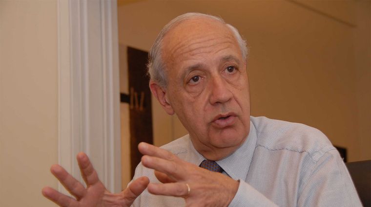 El exministro Roberto Lavagna trabaja en el campamento de Sergio Massa para encontrar una salida a la falta de dólares, clave en la economía argentina.