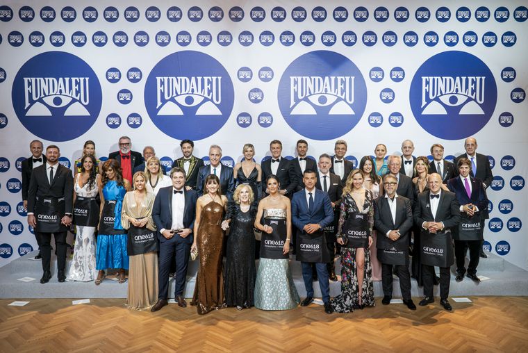La foto grupal con los famosos que participaron del evento. No te pierdas al final de la nota, las imágenes de la alfombra roja.