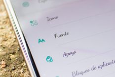 Android permite ajustar tamaño y tipografía del sistema para una lectura más cómoda y accesible en chats, correos y notificaciones.