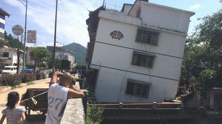Un edificio se hunde y se derrumba en la provincia de Guangxi. Foto: GETTY IMAGES