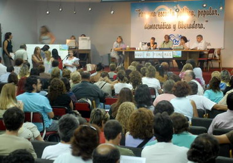 Unos 400 docentes decdicen hoy si paran por 48 o 72 horas. Foto: Archivo/ MDZ