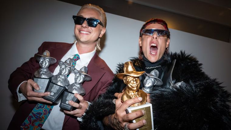 El dúo festejando con sus premios. El dúo festejando con sus premios.