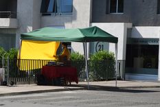 Los puestos en los puentes no se limitan solo a los clásicos choris, sino que cada vez más rubros ocupan esos espacios para comercializar.